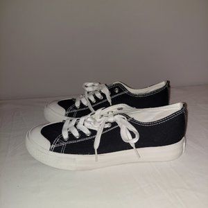 Woman's Jean Ardor Canvas Sneakers Low Top Black & White Size 8.5
